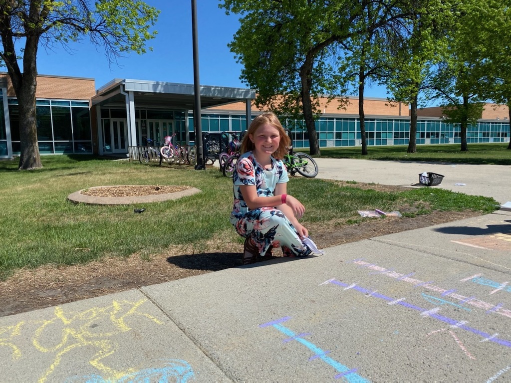 students draw with chalk