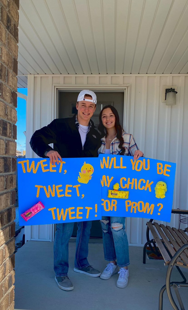 Students asks another student to prom with sign that says tweet, tweet, tweet will you be my chick at prom?