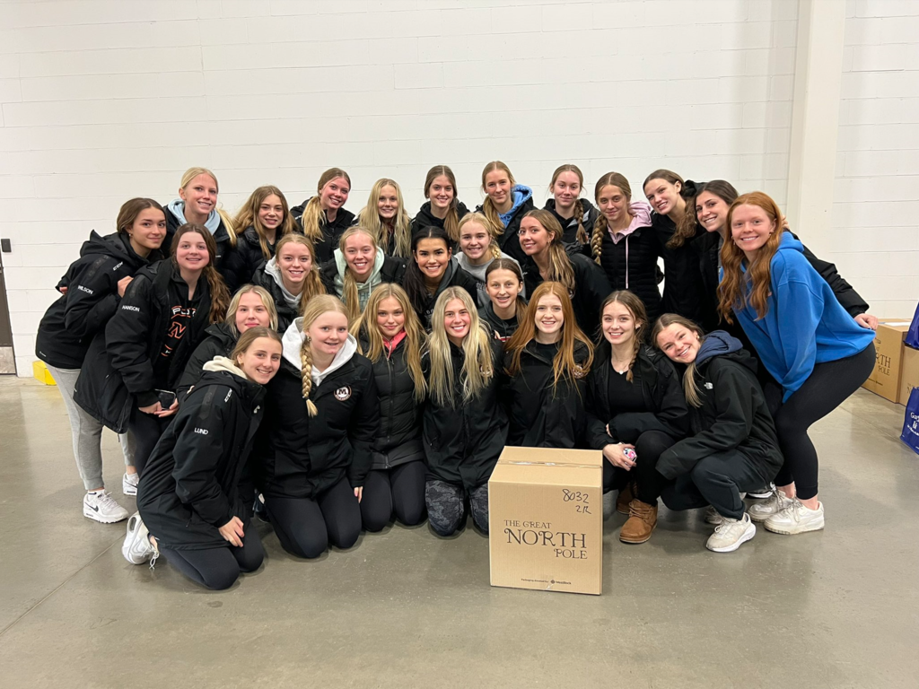 girls hockey team volunteering for the Great North Pole